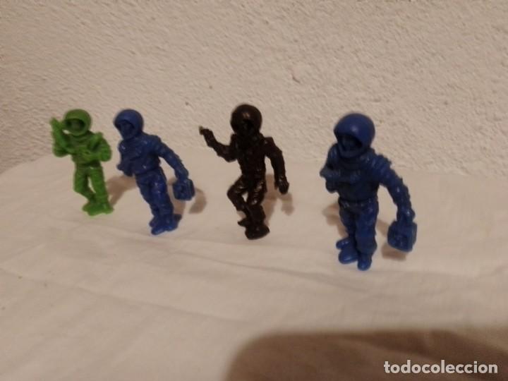 Figuras de goma y PVC: 4 ASTRONAUTAS DE PLASTICO - Foto 3
