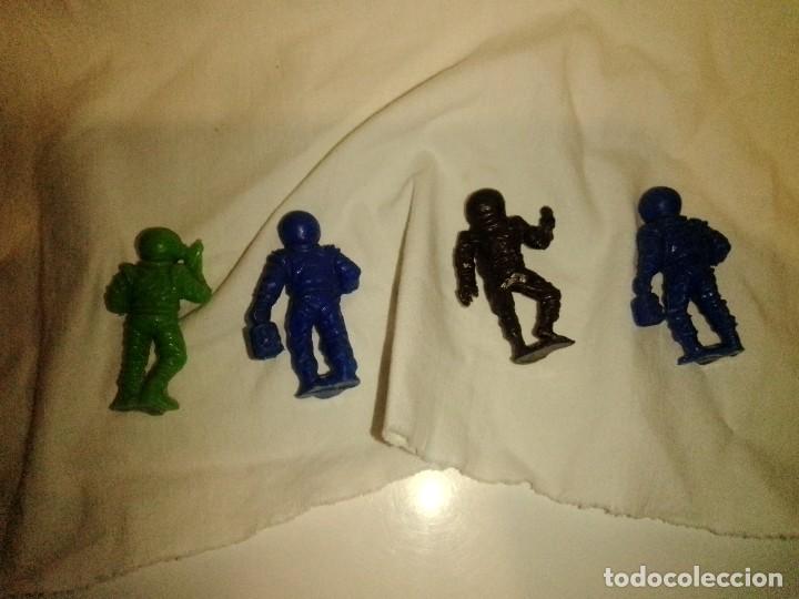 Figuras de goma y PVC: 4 ASTRONAUTAS DE PLASTICO - Foto 4