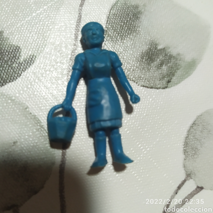 Figuras de goma y PVC: Figura mujer abuela con cesta dunkin - Foto 1