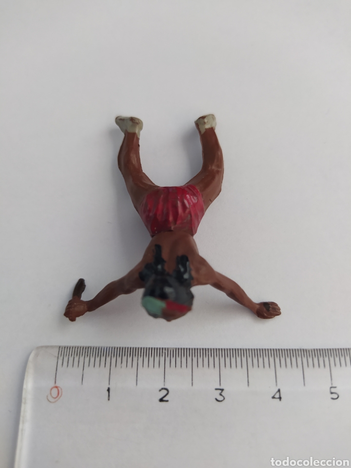 Figuras de goma y PVC: GAMA - INDIO TUMBADO CON PU&Ntilde;AL - Foto 6