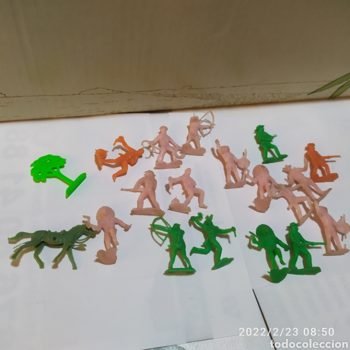 Figuras de goma y PVC: dunkin/montaplex lote indios y vaqueros - Foto 1