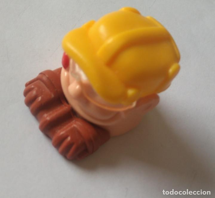 Figuras de Borracha e PVC: kinder mu&ntilde;eco ruedas gorra antiguo cabezon gorra amarilla secundario montable