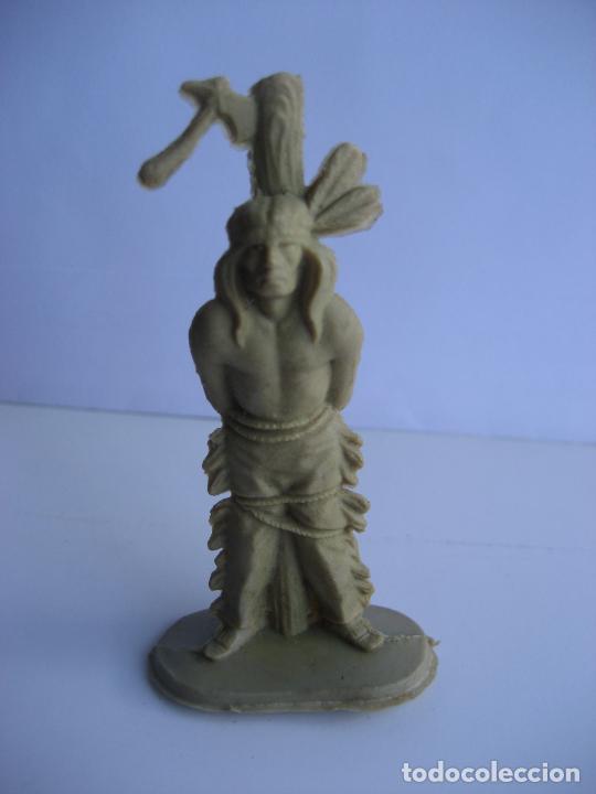Figuras de goma y PVC: Indio prisionero atado a palo. 7 cms