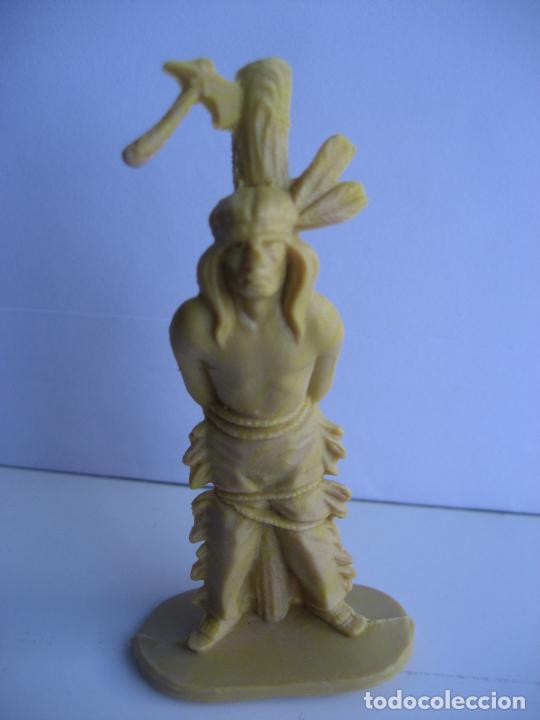 Figuras de goma y PVC: Indio prisionero atado a palo. 7 cms