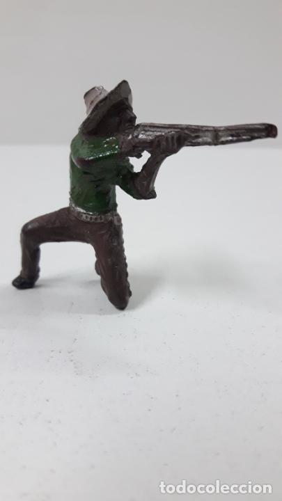 Figuras de goma y PVC: VAQUERO EN POSICION DE DISPARO RODILLA EN TIERRA . REALIZADO POR ANTONIO RODRIGUEZ . A&Ntilde;OS 50 EN GOMA