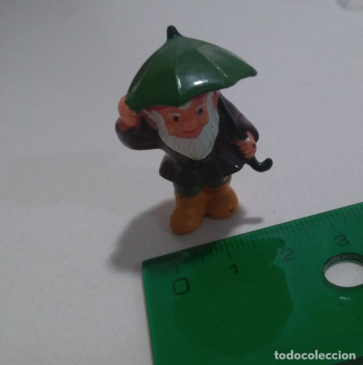 Figuras de Borracha e PVC: gnomo enanito enano kinder miniatura 90 nomo mu&ntilde;eco figura paraguas sombrilla antiguo
