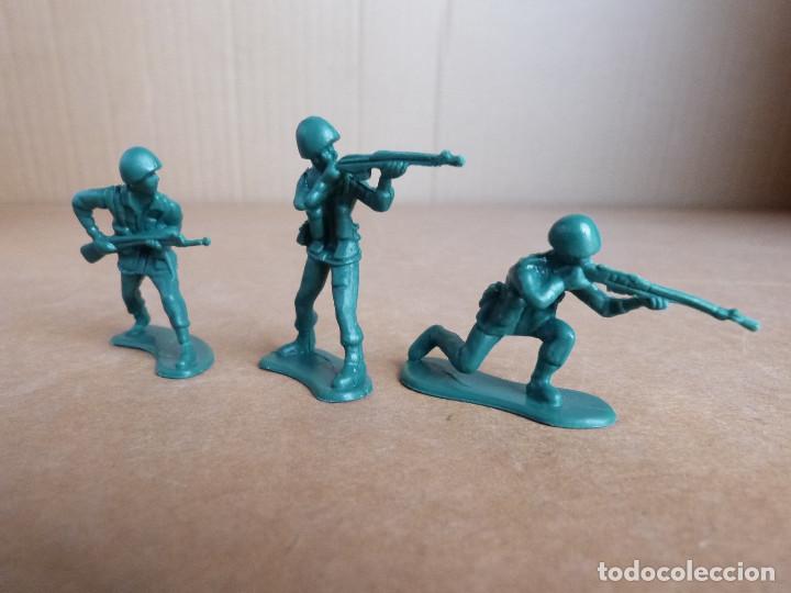 Figuras de goma y PVC: Lote 3 figuras de soldados color oscuro Toy Story - 5 centimetros