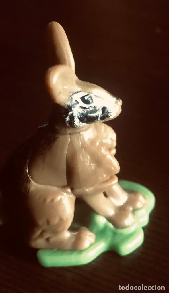 Figurines en Caoutchouc et PVC: Peque&ntilde;a figura de pl&aacute;stico. Conejo o liebre. Cuando mueves la cola, mueve la cabeza. 5 cm.