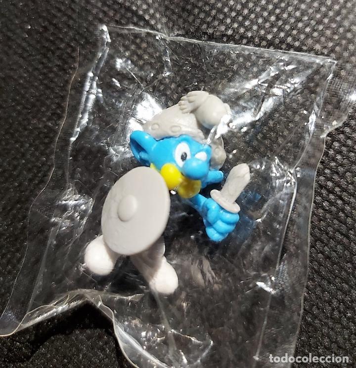 Figuras de Goma y PVC: Pitufo con escudo y pu&ntilde;al