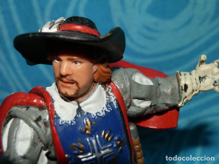 Figuras de goma y PVC: MOSQUETERO PAPO ARAMIS 2001 - Foto 2