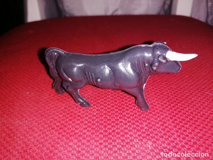 Figuras de goma y PVC: ANTIGUO TORO DE PLASTICO INFLADO - Foto 3
