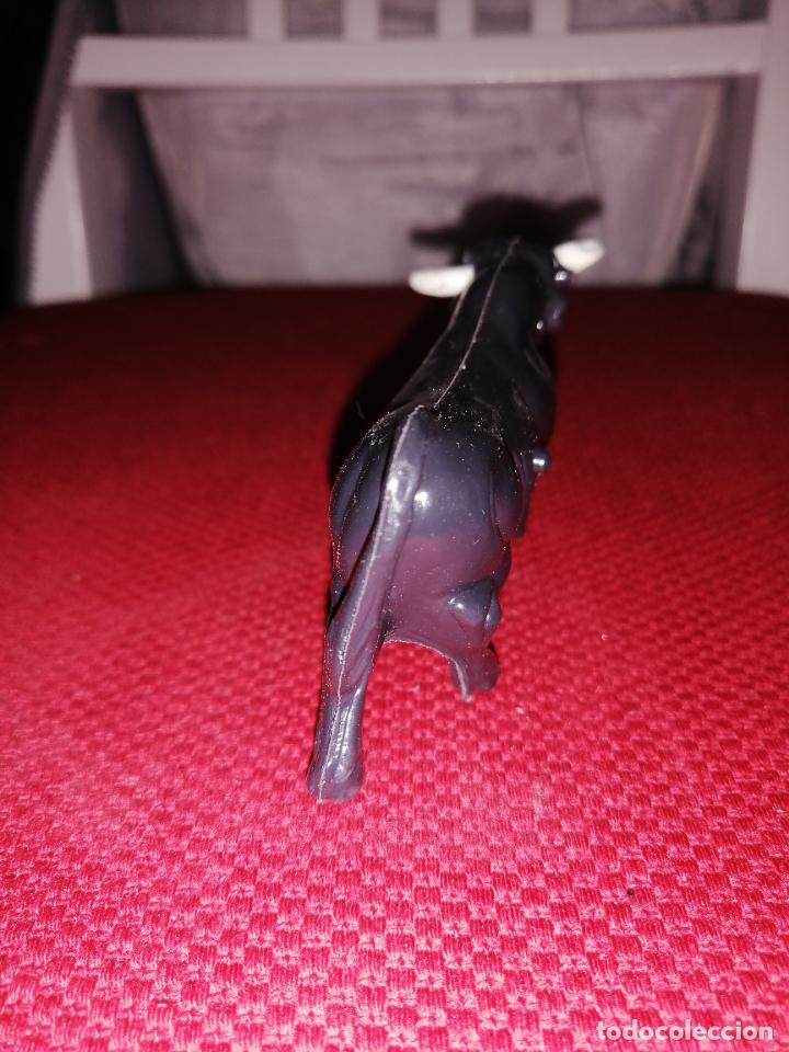 Figuras de goma y PVC: ANTIGUO TORO DE PLASTICO INFLADO - Foto 4