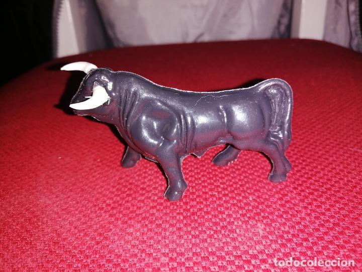 Figuras de goma y PVC: ANTIGUO TORO DE PLASTICO INFLADO - Foto 1