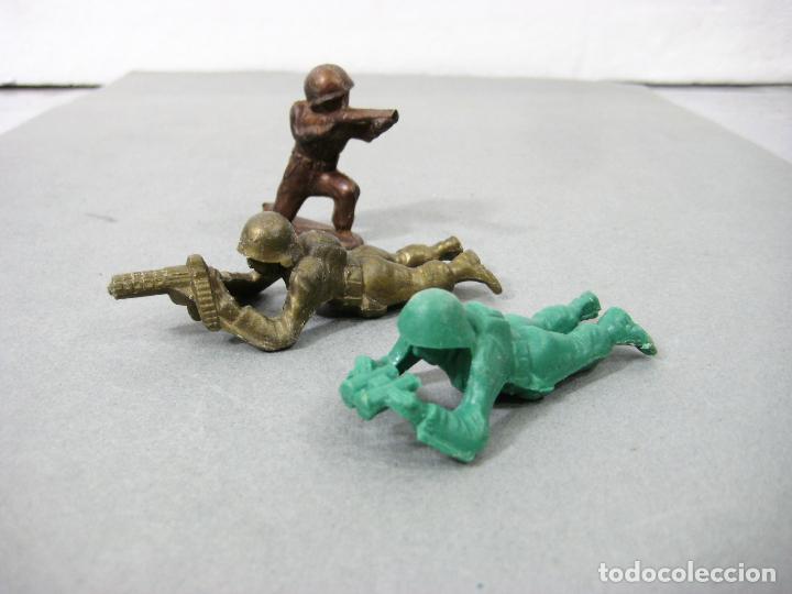 Figuras de goma y PVC: 3 SOLDADOS DE PL&Aacute;STICO DE LOS A&Ntilde;OS 70