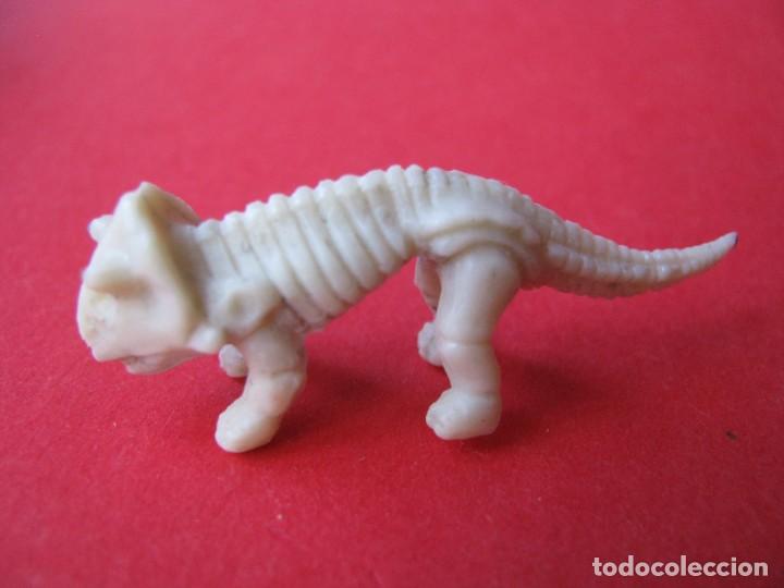 Figuras de Goma y PVC: FIGURA DE PLASTICO. ESQUELETO DINOSAURIO, PHOSKITOS. 4,7X1,7 CM.