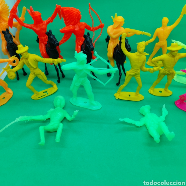 Figuras de goma y PVC: COMANSI. LOTE DE ANTIGUAS FIGURAS DE INDIOS Y VAQUEROS - Foto 2