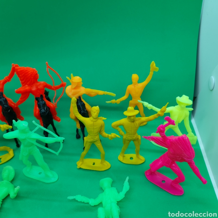 Figuras de goma y PVC: COMANSI. LOTE DE ANTIGUAS FIGURAS DE INDIOS Y VAQUEROS - Foto 4