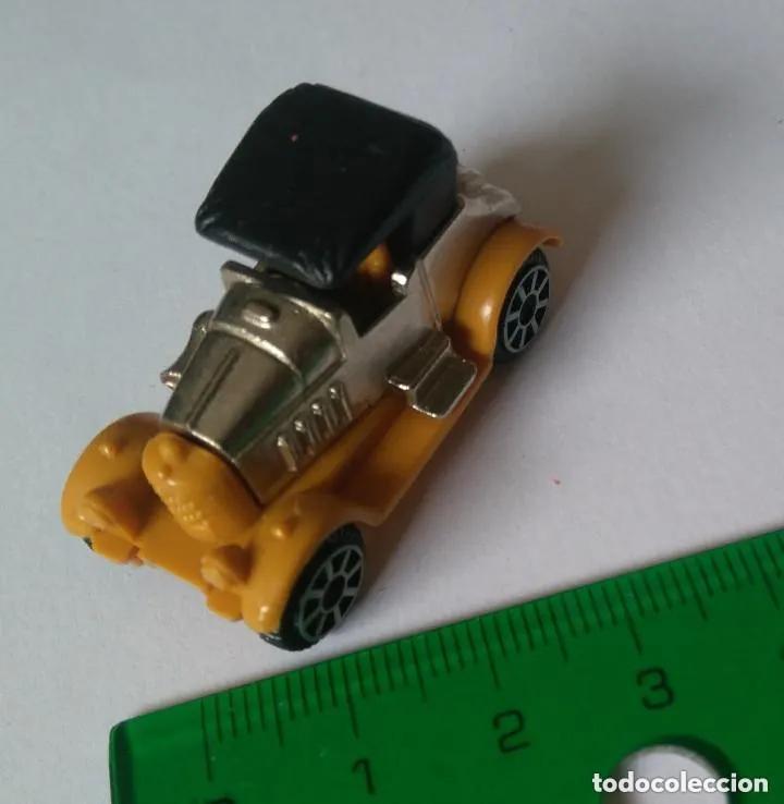 Figuras de Borracha e PVC: coche metalico kinder metal miniatura escala vehiculo car epoca color amarillento metalico k98