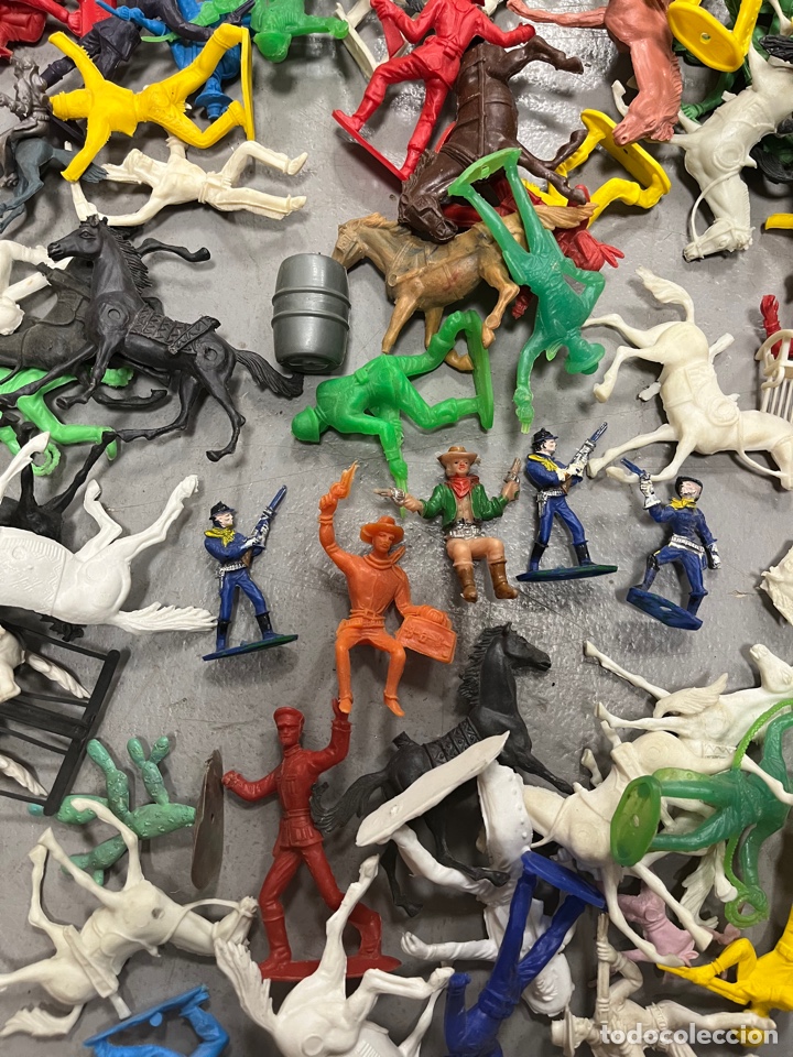 Figuras de goma y PVC: Lote de mu&ntilde;ecos indios y caballos comansi - Foto 2