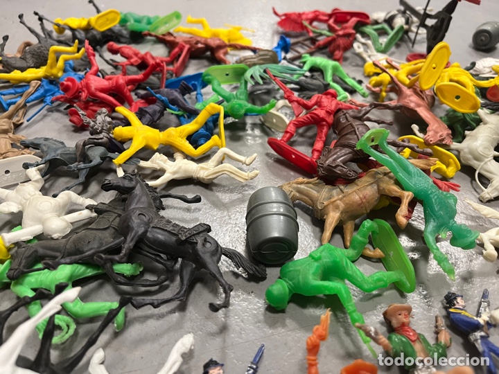 Figuras de goma y PVC: Lote de mu&ntilde;ecos indios y caballos comansi - Foto 3
