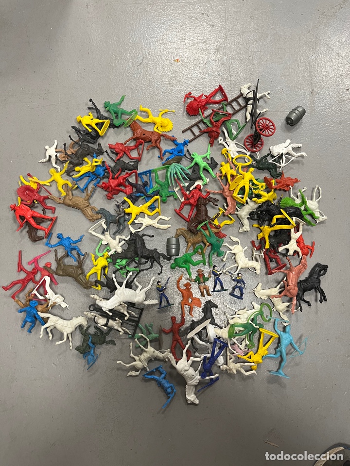 Figuras de goma y PVC: Lote de mu&ntilde;ecos indios y caballos comansi - Foto 1