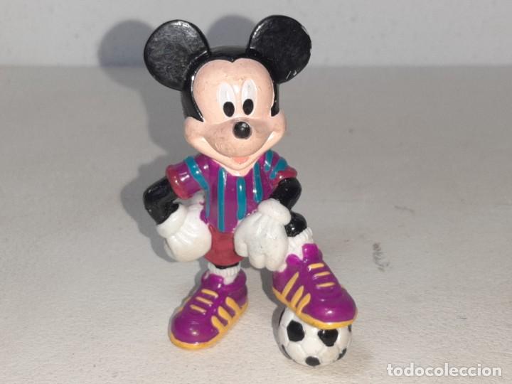 Figuras de goma y PVC: ANTIGUA FIGURA DE GOMA DE MICKEY MOUSE FUTBOLISTA WALT DISNEY A&Ntilde;OS 80 / 90 SIN MARCAR