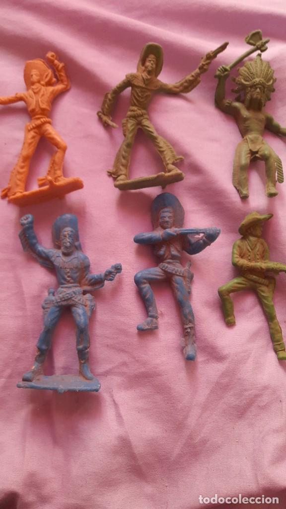 Figure di Gomma e PVC: Antiguo lote 6 mu&ntilde;eco tama&ntilde;o grande de indios y vaqueros tama&ntilde;o unos 10 cent&iacute;metros a&ntilde;os 70 usado