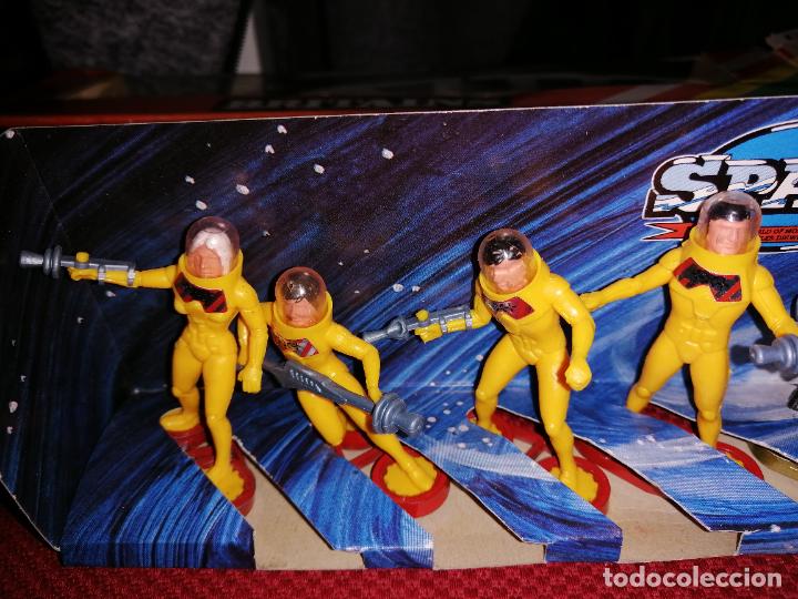 Figuras de goma y PVC: ANTIGUA CAJA BRITAINS - Foto 2