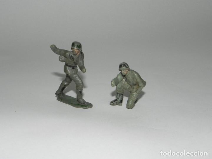 Figure di Gomma e PVC: 2 FIGURAS DE SOLDADOS, TAL Y COMO SE VE EN LAS FOTOGRAFIAS PUESTAS, REALIZADO EN PLASTICO.