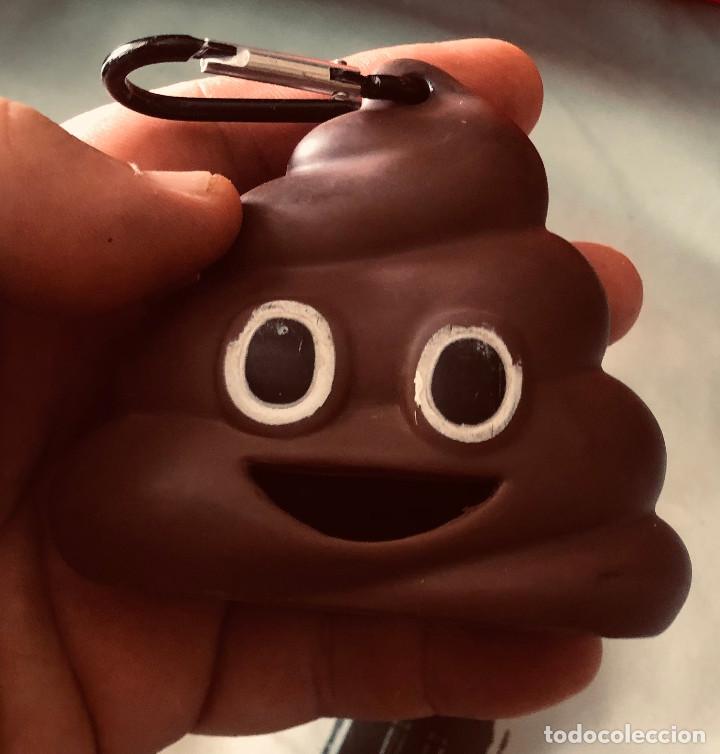 Figuras de Goma y PVC: Mu&ntilde;eco emoji. Caca de WhatsApp. De goma. Con gancho met&aacute;lico para colgar. Buen estado.