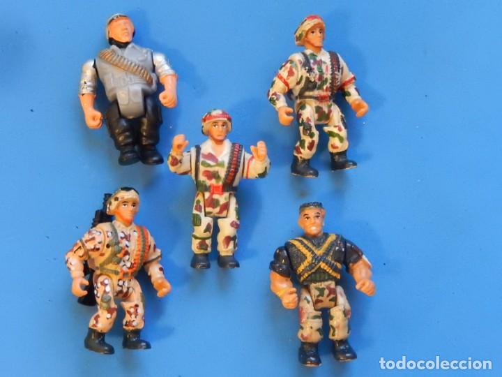 Figuras de goma y PVC: Lote de 5 soldados y algunos complementos. - Foto 2