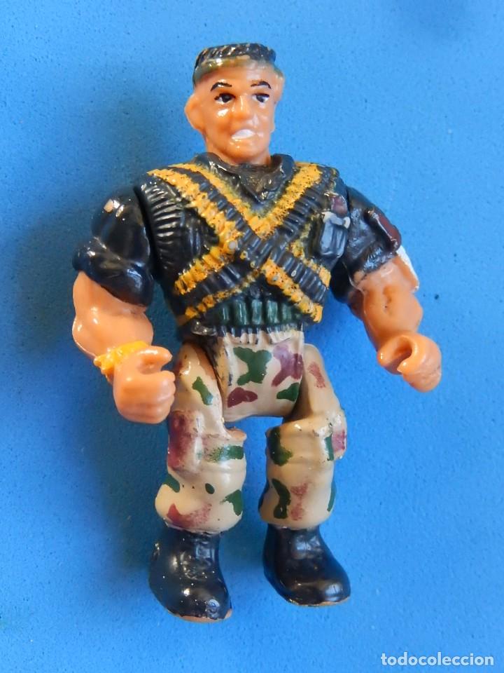 Figuras de goma y PVC: Lote de 5 soldados y algunos complementos. - Foto 5