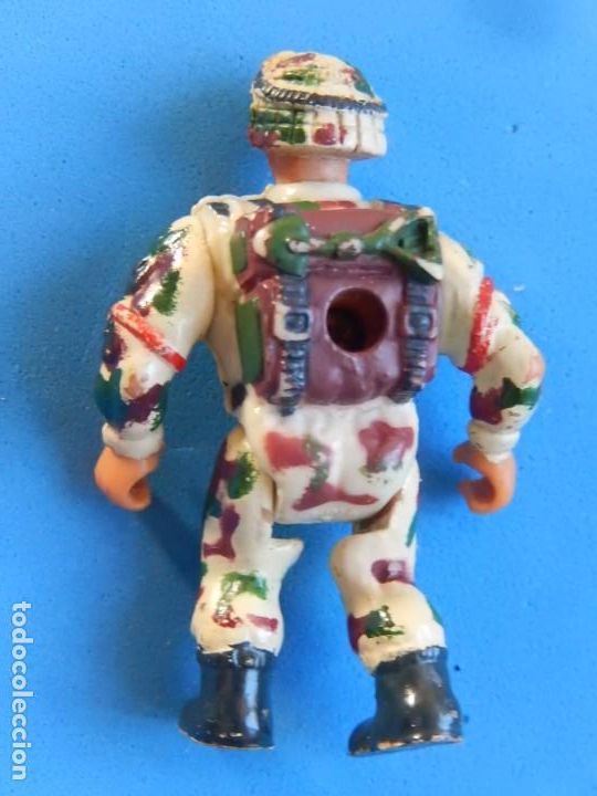 Figuras de goma y PVC: Lote de 5 soldados y algunos complementos. - Foto 8