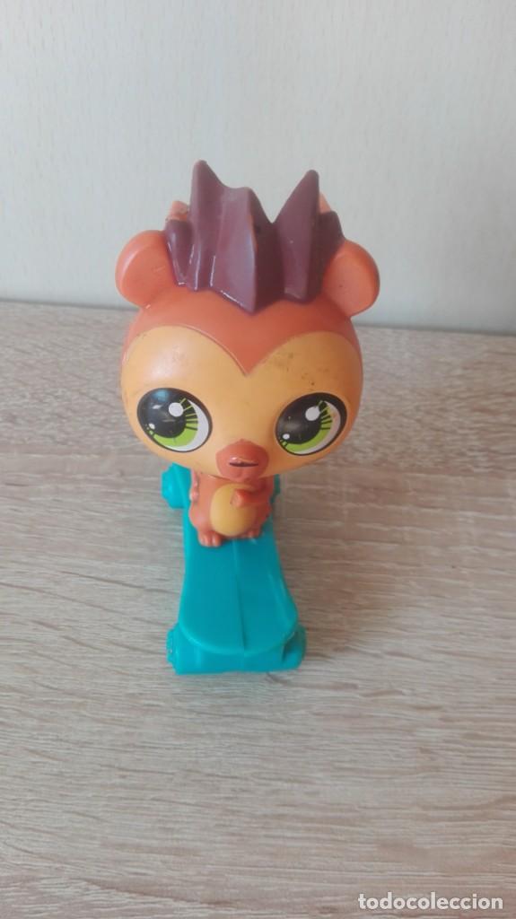 Figuras de Goma y PVC: PUERCOESP&Iacute;N, ERIZO SKATER CON MONOPAT&Iacute;N - LITTLEST PET SHOP - MCDONALD'S - HASBRO - A&Ntilde;O 2013.