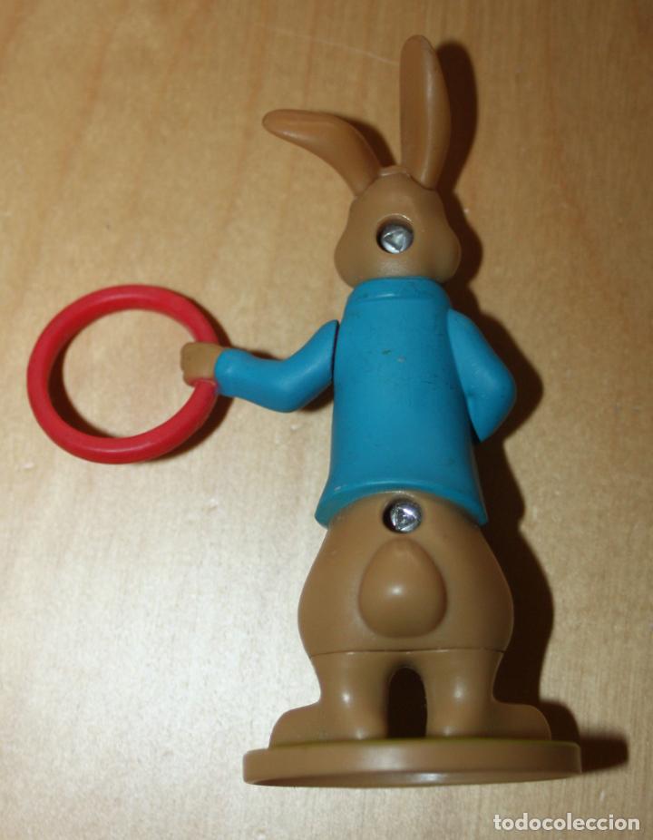 Figuras de goma y PVC: CONEJO CON ARO (10cm.). - Foto 2