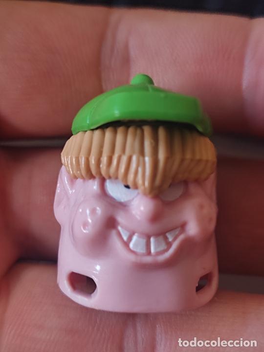 Kinder Figures: KINDER CHOCOLATE CABEZON RUEDAS FIGURA MONTABLE PL&Aacute;STICO NI&Ntilde;O GORRA GORDITO K99 N109 FALTA ALGO