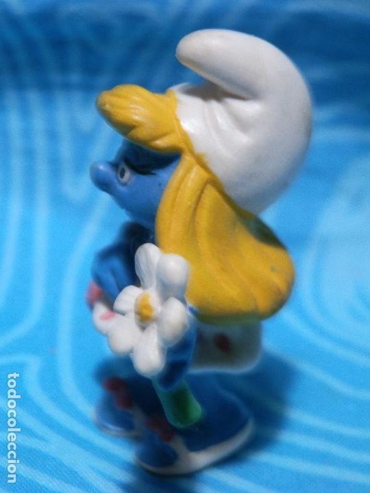 Figuras de goma y PVC: PITUFINA CON FLOR PEYO 1993 - Foto 4
