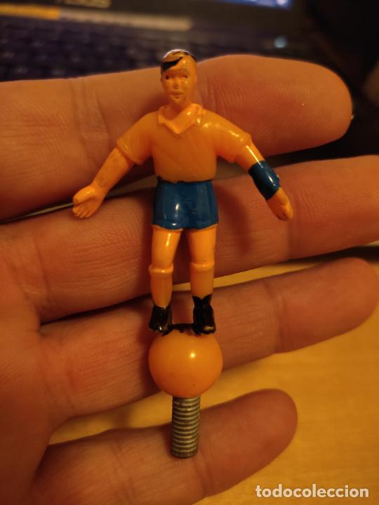 Gummi- und PVC-Figuren: FUTBOLISTA PL&Aacute;STICO AMARILLO AZUL SOBRE BOLA AMARILLA MUELLE ABAJO 6 CM ALTO DE CABEZA HASTA BOLA