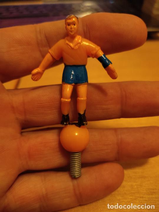 Figuras de Borracha e PVC: FUTBOLISTA PL&Aacute;STICO AMARILLO AZUL SOBRE BOLA AMARILLA * MUELLE ABAJO 6 CM ALTO DE CABEZA HASTA BOLA