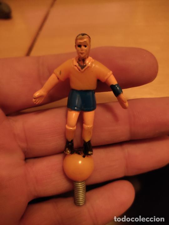 Figuras de Goma y PVC: FUTBOLISTA PL&Aacute;STICO AMARILLO AZUL SOBRE BOLA AMARILLA ** MUELLE ABAJO 6 CM ALTO DE CABEZA HASTA BOLA