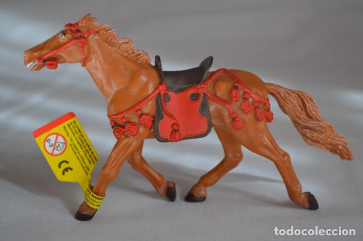 Figuras de Borracha e PVC: Figura caballo con arn&eacute;s rojo. Plastoy. romanjuguetesymas.