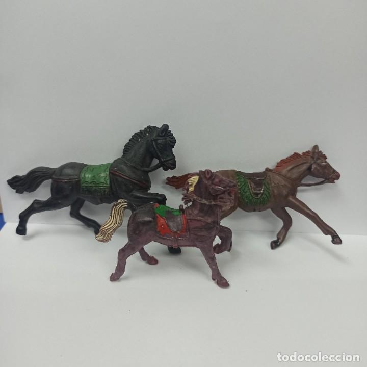 Figuras de goma y PVC: LOTE 3 FIGURAS DE PLASTICO - CABALLOS NEGRO Y MARRON - ANTIGUA FIGURA
