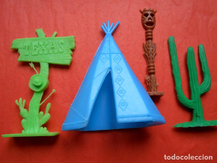 Figuras de goma y PVC: INDIOS Y VAQUEROS LOTE DE 4 - Foto 1