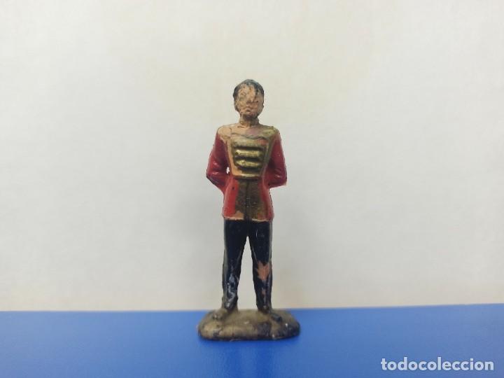 Figuras de Borracha e PVC: FIGURA DE PLASTICO - HOMBRES TRAJEADO DE CIRCO CHALETA ROJA - ANTIGUA FIGURA