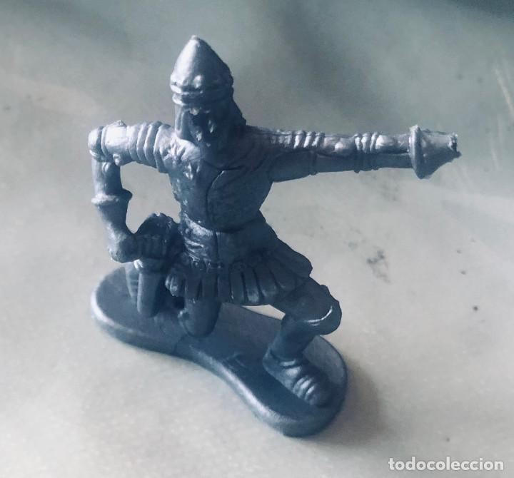 Rubber and PVC Figures: Soldadito de pl&aacute;stico. Caballero medieval. 5 cm de alto.
