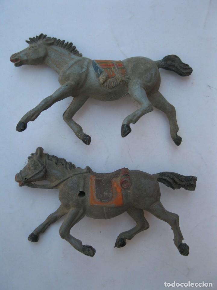 Figuras de goma y PVC: LOTE DE 2 CABALLOS. - Foto 1
