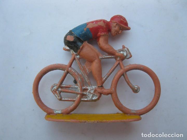 Figuras de goma y PVC: ANTIGUO CICLISTA DE PL&Aacute;STICO. - Foto 1