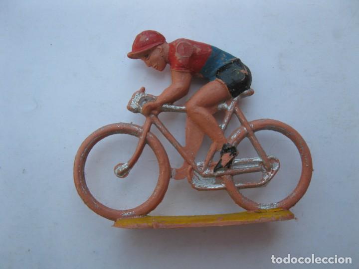 Figuras de goma y PVC: ANTIGUO CICLISTA DE PL&Aacute;STICO. - Foto 2