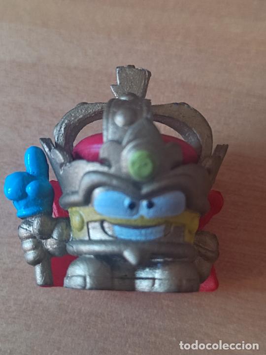 Figuras de Goma y PVC: SUPERZINGS SUPERTHINGS CORONA REAL SERIE 9 GOMA 3 CM ALTO MBT DORADO
