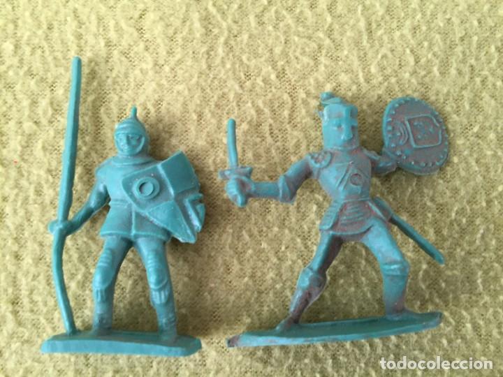 Figuras de Goma y PVC: 2 mu&ntilde;ecos edad media de plastico